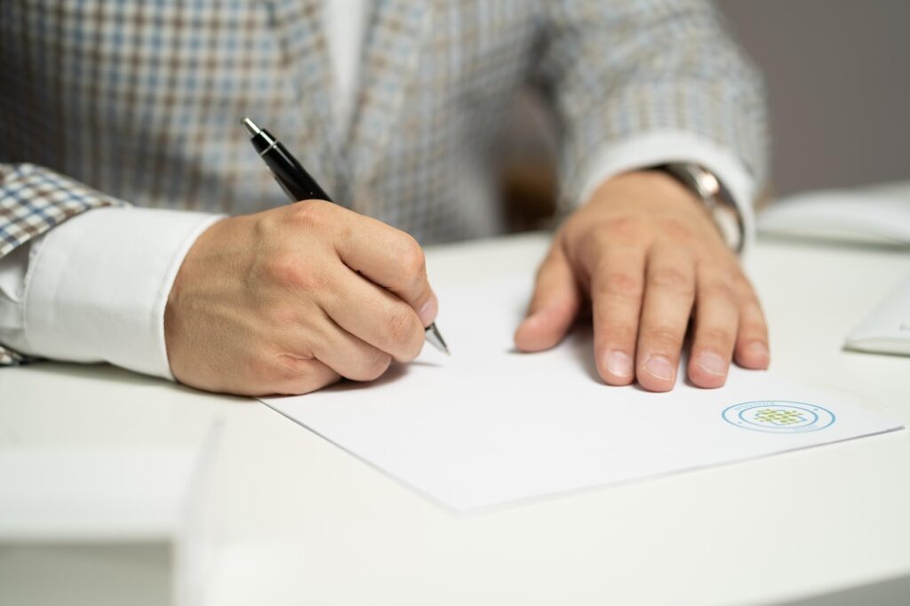 Een freelancer die een zakelijk contract bestudeert aan een bureau