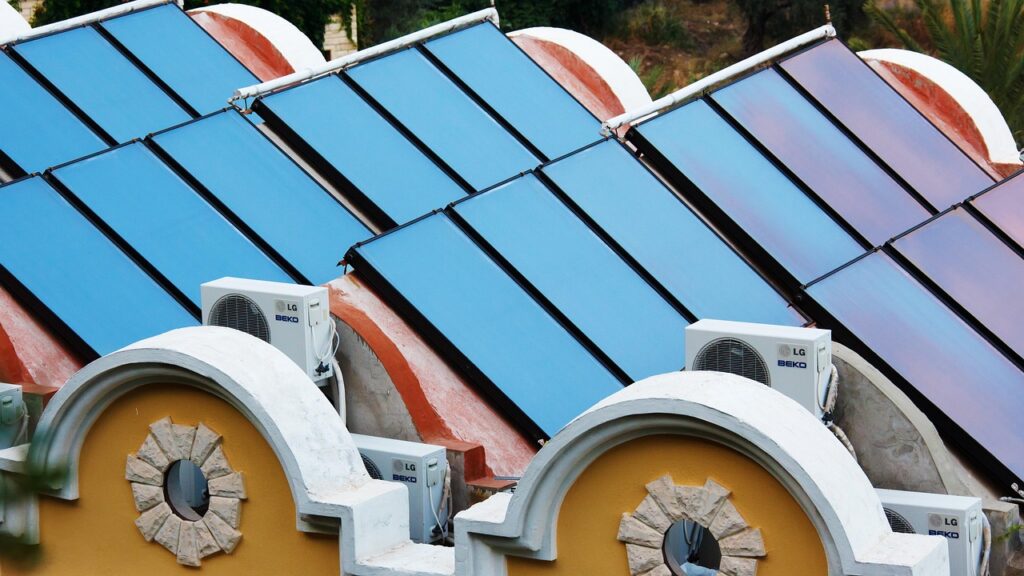 Installateur plaatst zonnepanelen op een woning