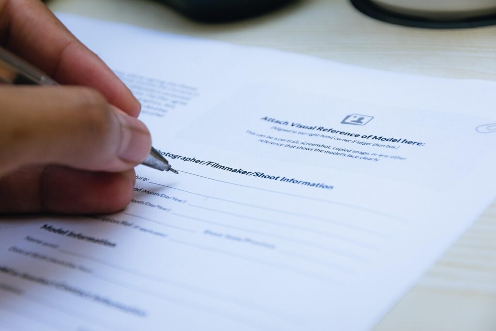 Ondernemer die een contract ondertekent aan een bureau met laptop en documenten