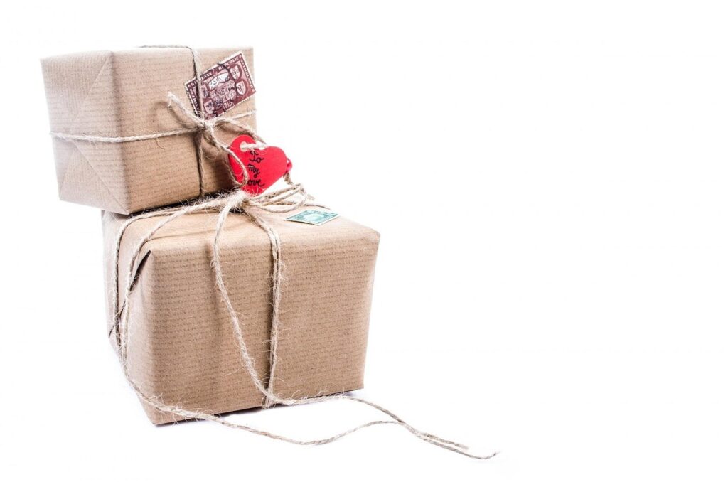 Magazijnmedewerker die een pakket inpakt voor verzending namens een dropshipping-webshop