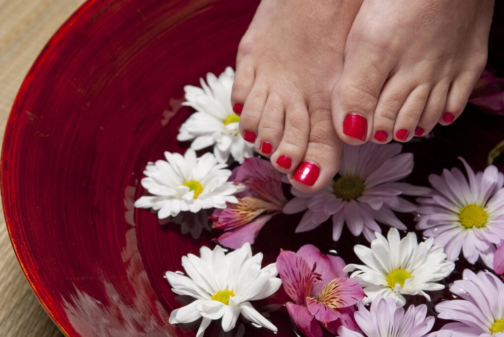 Pedicure die een voetverzorgingsbehandeling uitvoert bij een cliënt